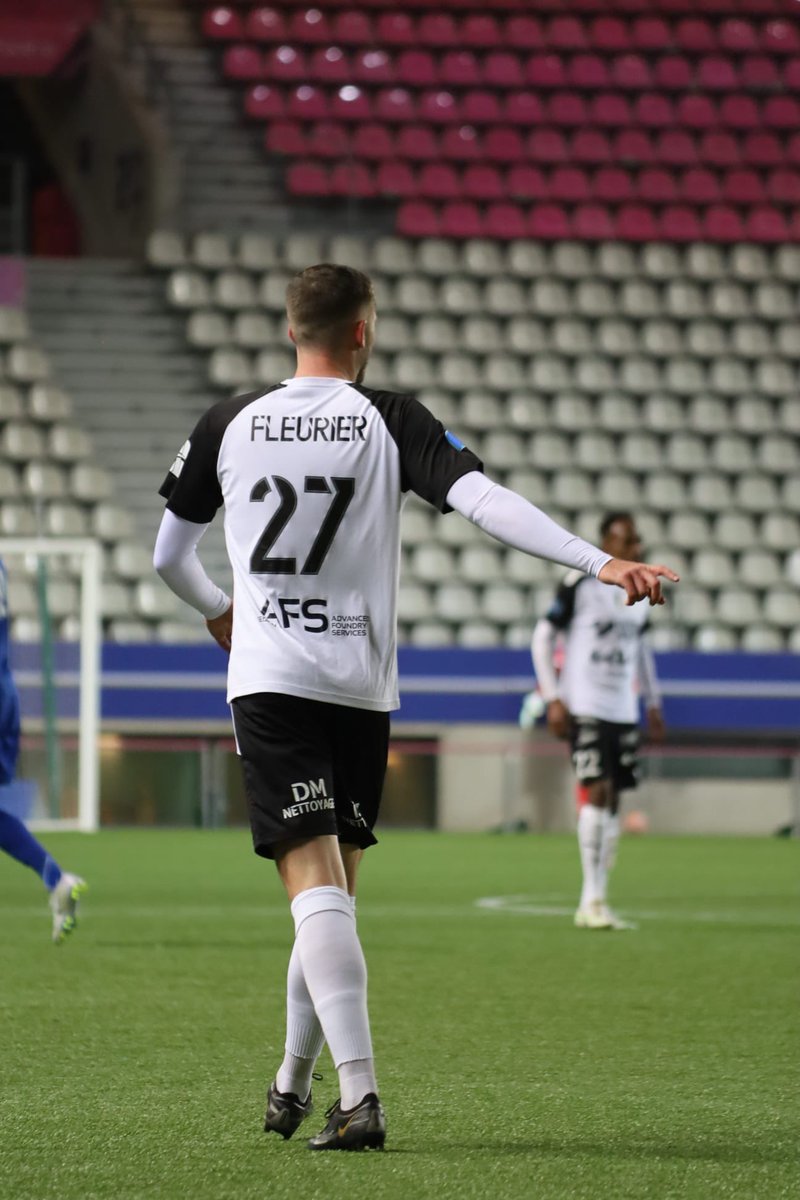 Début de la deuxième mi-temps ici à Jean Bouin entre @FCVersaillesOff et nos 🟢🔴  ! 🏃🏽‍♂️💨

#AllezSedan 🐗

📸 Jesse Lignon