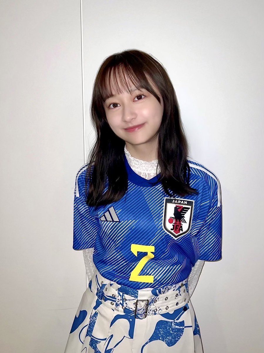 dosucoi46's tweet photo. 今回のワールドカップを通して日本サッカー界が手に入れた最大の武器は右サイドの伊東純也でも左サイドの三笘薫でもなく確かな戦術眼と同性からも嫌われない天真爛漫さを兼ね備えたスタジオの影山優佳。 https://t.co/upPqdxmJYG
