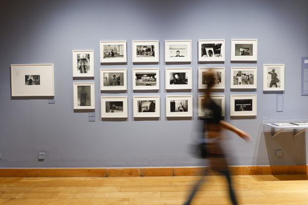 FondoDocArteCon's tweet photo. #LeeFriedlander en #Sala2CCAI @gijon hasta el 29 de enero. Exposición monográfica y cronológica de este fotógrafo dedicado al registro del “paisaje social americano”. @MuseosGijon. Organizada por @fmapfre y @Culturagijon. Para conocer más sobre su obra 👉 https://t.co/XrsaButRON https://t.co/jXH8xLEqGG