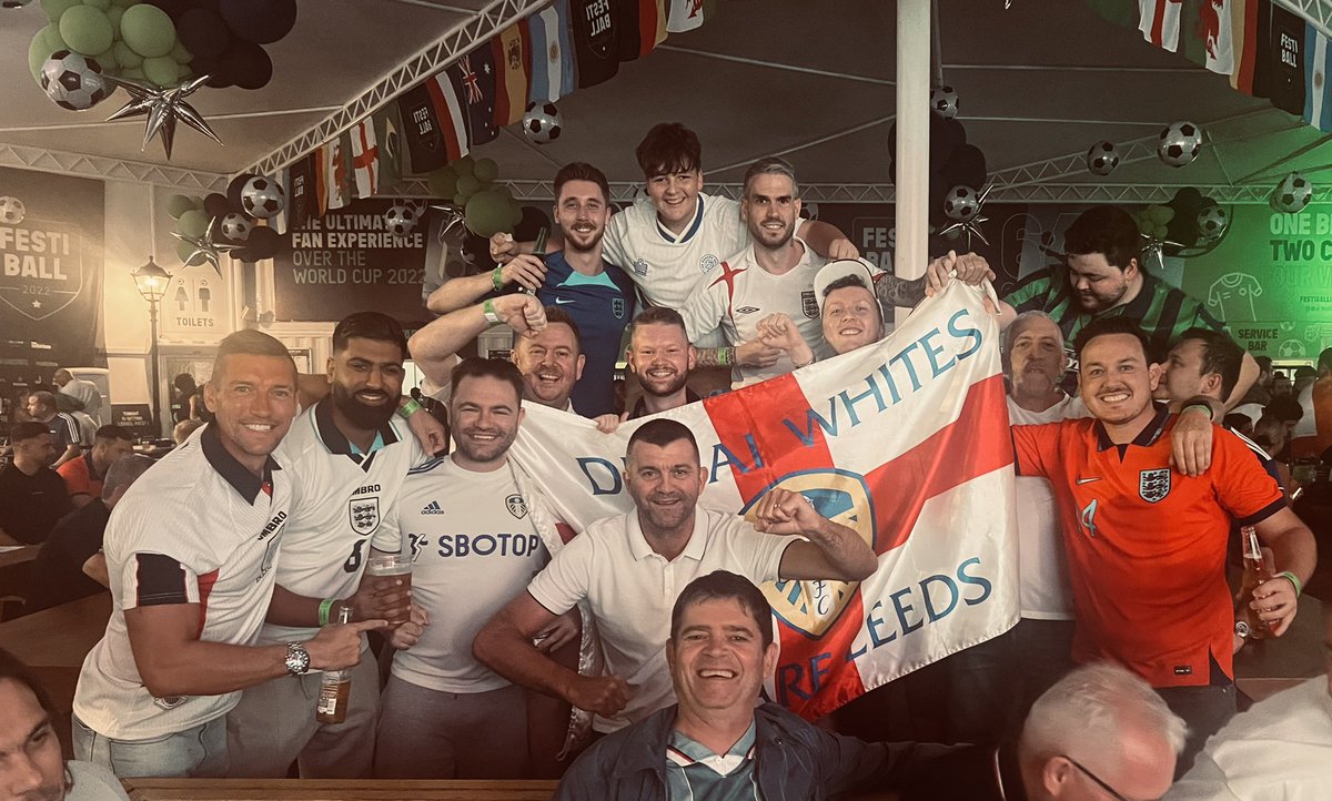 Some night with @lufcdubaiwhites and the legend that is @Dominicmatteo21 What an absolute gentleman and a credit to our club. #lufc #ENGSEN @TheSquareBall #ALAW