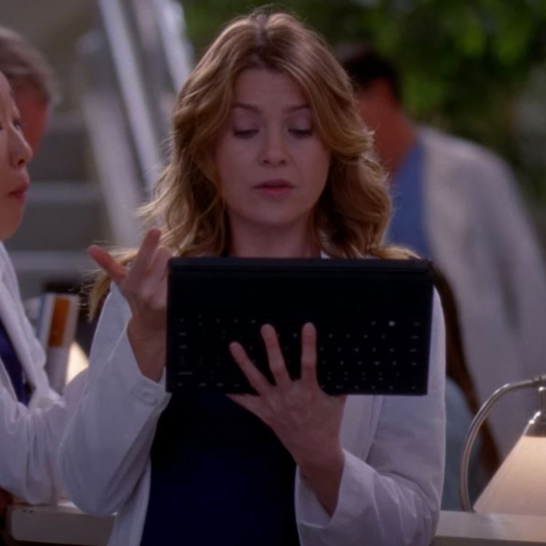 meredithcomfort's tweet photo. meredith grey vs ipad https://t.co/DWLyQaHxEc