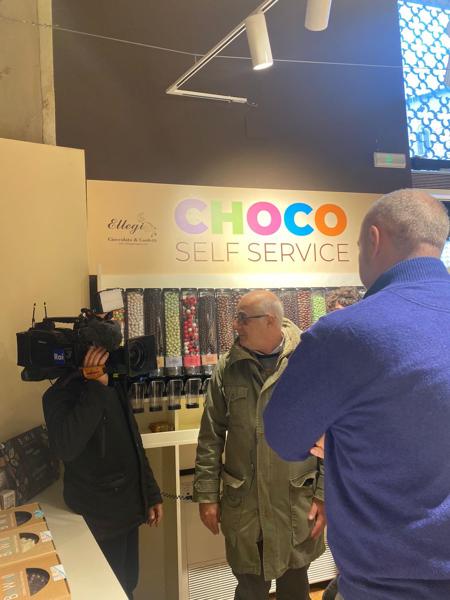 faceciok's tweet photo. Le telecamere di #Unomattina - #RaiUno, in visita nei nostri #ChocoStore nel centro storico di Perugia!
#eurochocolate 🍫📽️
@Vadodifritto https://t.co/FuvtgCrI1L
