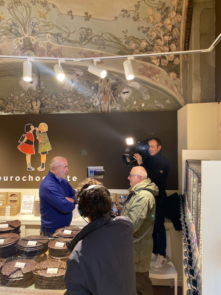 faceciok's tweet photo. Le telecamere di #Unomattina - #RaiUno, in visita nei nostri #ChocoStore nel centro storico di Perugia!
#eurochocolate 🍫📽️
@Vadodifritto https://t.co/FuvtgCrI1L