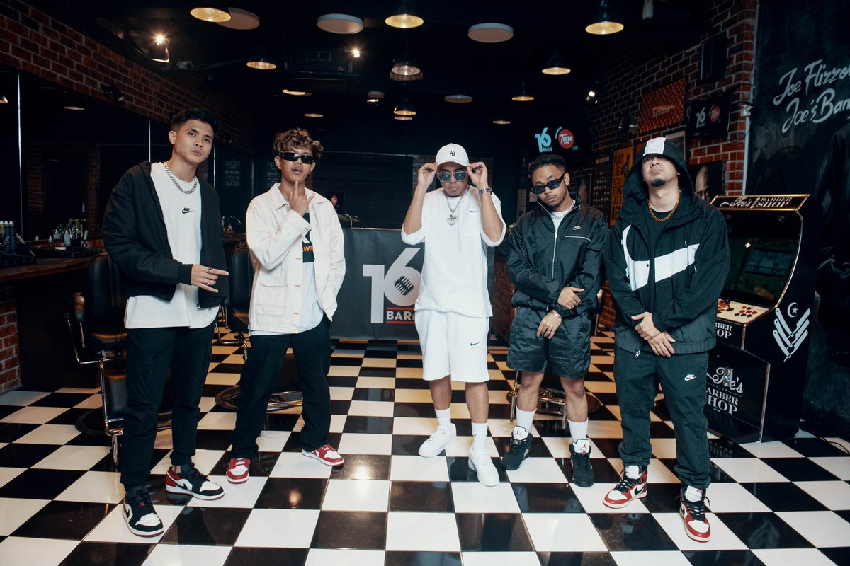 defjammsia's tweet photo. @kingyonnyboii , @KillaDriz and FUEGO put on a killer show!

Whose bars do you like best?
https://t.co/JgHQAXj4BA

#16BarisxTuneTalk #GoBeyond
#AirForce1 #DefJamMsia #UniversalMusicMalaysia
#WeAreRocketfuel https://t.co/OPpuChQ9F4