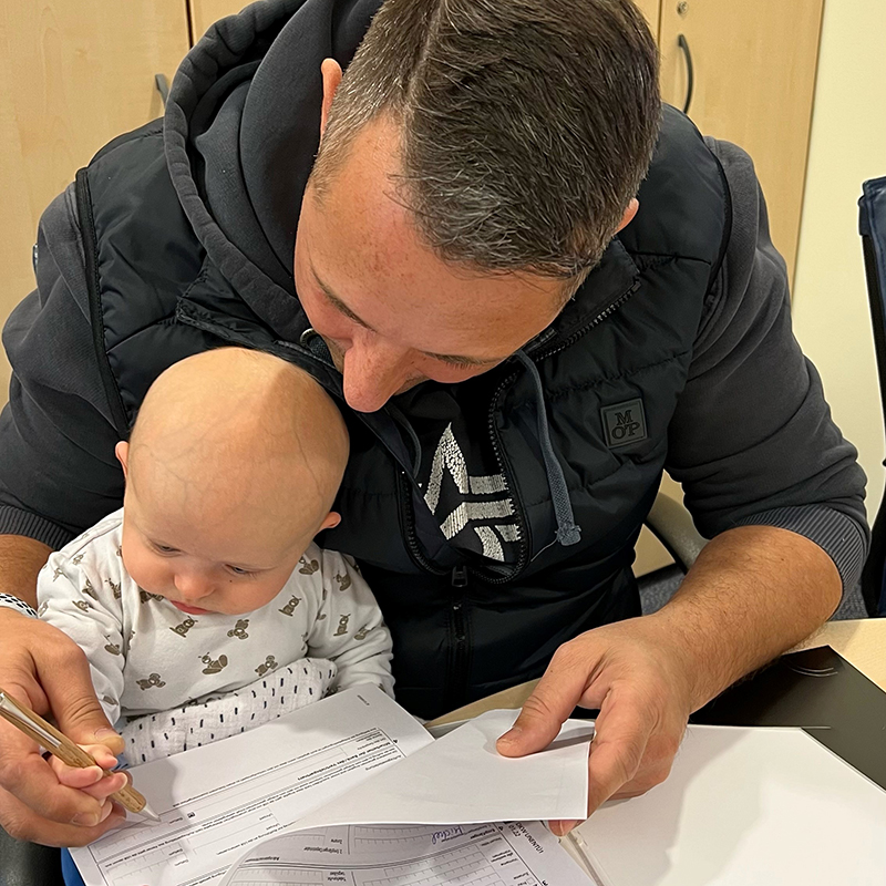 unioninvestment's tweet photo. Mega! 👍
Vor kurzem hat uns @Andre4s dieses Foto zukommen lassen. Es zeigt ihn mit seinem 3 Monate alten Sohn Heinz beim Abschluss eines #Fondssparplans in der #VRBank Altenburger Land. Absolut vorbildlich mit Blick auf den langfristigen #Vermögensaufbau. Und echt süß, oder? 😍♥️ https://t.co/CDOB4o4BQ7