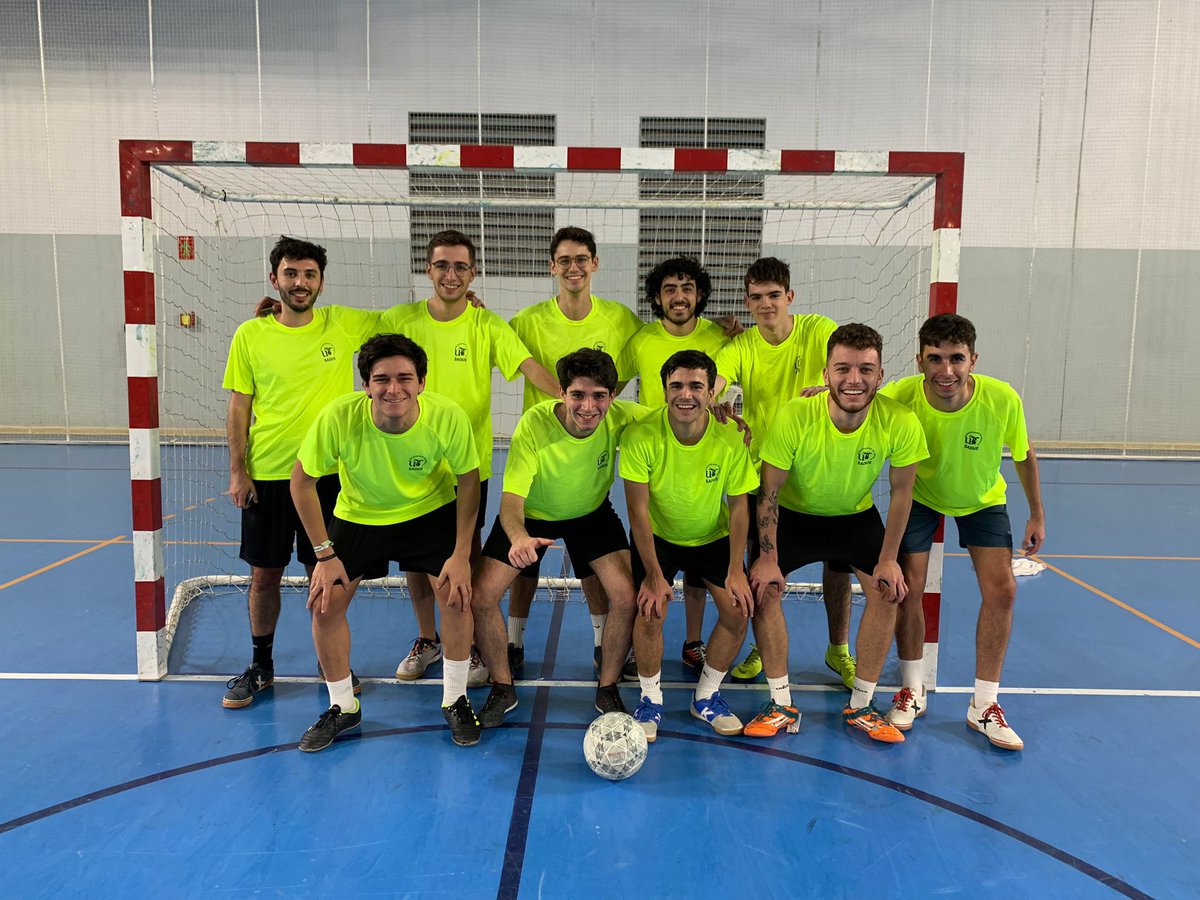 Hola a todos, somos el equipo de fútbol de la facultad. ⚽️

Jugamos en la liga interna de la Universidad de Sevilla contra el resto de Facultades. 

Os representamos a todos con mucho orgullo y dándolo todo en cada partido, luchando siempre por ganar. 💪🏼