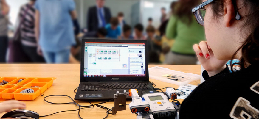 MU_gep's tweet photo. Zure seme/alabak teknologia gaiak ditu gustuko? Gabonetako Kanpamendu Teknologikoetan modu aktibo eta dibertigarrian murgilduko da robotikaren eta programazioaren munduan
👉🏻 LH eta BH|ko ikasleei zuzenduta (LH1 - DBH4)
📆 Abenduak 27-30/Urtarrilak 2-5
ℹ️ https://t.co/P1ZwA2LYYW https://t.co/UUQ5U5HvcR