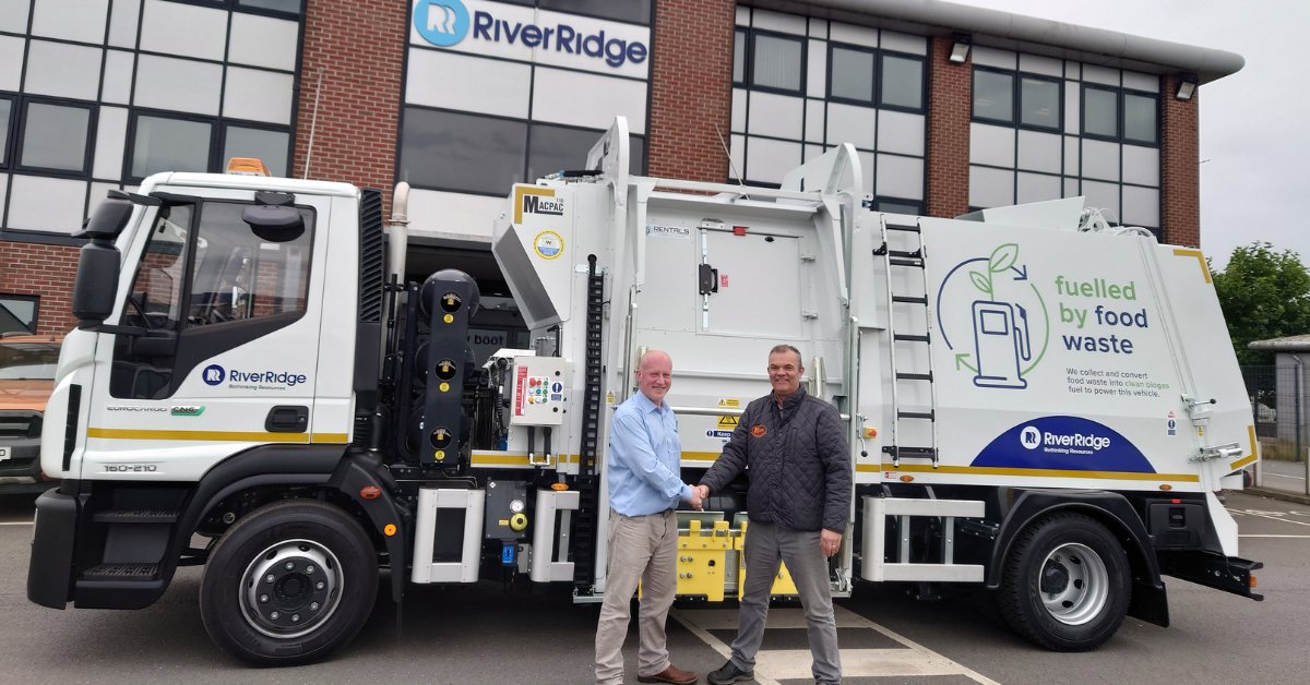 RiverRidge_'s tweet image. We’re proud to have taken receipt of our first renewable biogas lorry, which is fuelled by the food waste that is collected by our crew.

Pictured below is our Group Transport Manager, Stephen Thompson with David Hyde, Sales Manager at @MacpacRefuse. 

#RiverRidge #BiogasVehicle