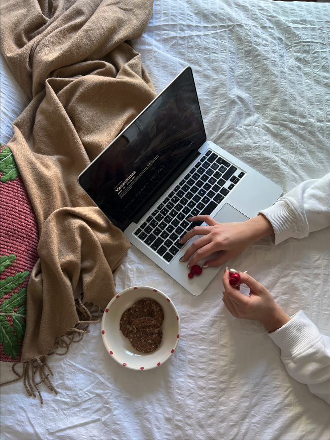 JVCSpain's tweet image. The Holidays es nuestro guilty pleasure, comer galletas navideñas en la cama, también.