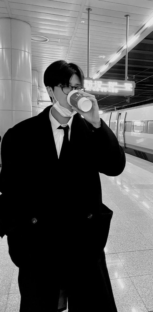 Khjluv77's tweet photo. SSIIIRR..I-YOU’RE SO FUCKING FINE 😍🤤😳🥴🥴🥴🥴 #KimNamjoon #Fineman #Fineasf #RM #GorgeousPapi https://t.co/KeZrqmNuVm