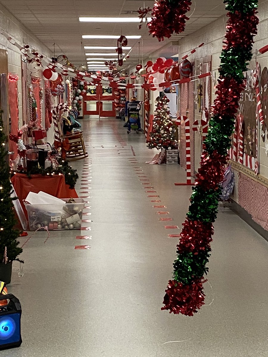 ManorISD_Super's tweet photo. HES going all out with the candy canes! #hipponation https://t.co/cvNTOe89RA