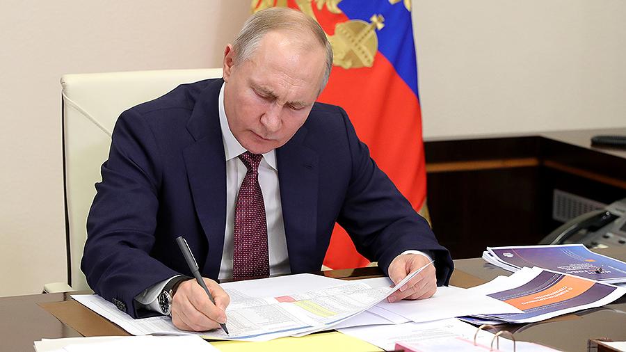 BattlementLK's tweet image. 🔴 🇷🇺 President Putin has signed a bill prohibiting movies, advertisements, publications and sale of material that promote LGBTQ ideology