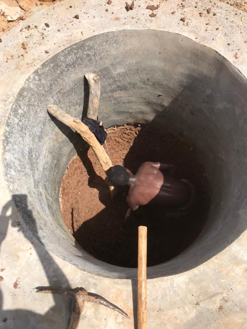 Niintche's tweet photo. Je me suis porté volontaire un jour pour offrir de l'eau à un village du Fouta. J'avais même pas  un rond quand je prenais contact avec le chef de village. Aujourd'hui une dizaine de village nous sollicitent pour un puits. Un puits pour boire une eau potable. En ce jour 👇🏽 https://t.co/q4GYvb7v4N