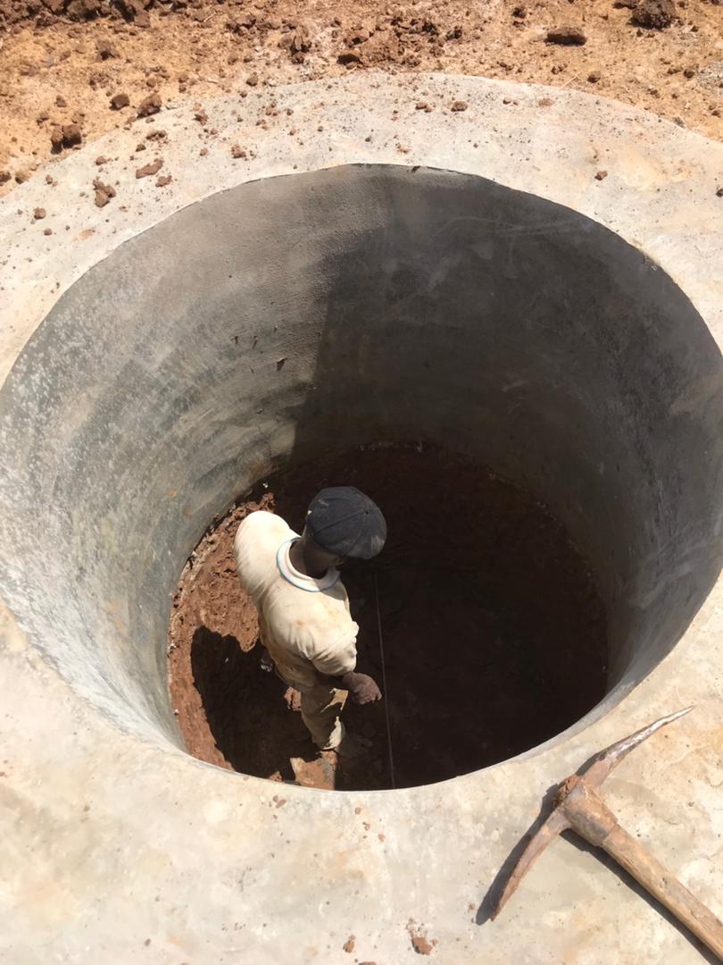Niintche's tweet photo. Je me suis porté volontaire un jour pour offrir de l'eau à un village du Fouta. J'avais même pas  un rond quand je prenais contact avec le chef de village. Aujourd'hui une dizaine de village nous sollicitent pour un puits. Un puits pour boire une eau potable. En ce jour 👇🏽 https://t.co/q4GYvb7v4N