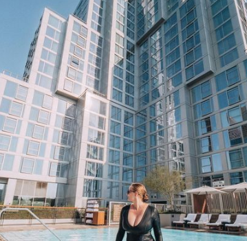 hilton.com⭐ Located in DTLA, right across the road from the Walt Disney Concert Hall ⭐ Design-led hotel with stunning architecture, interior and art installations