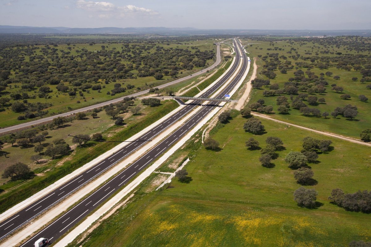 Junta_Ex's tweet photo. Nuestra red viaria es clave en el desarrollo de esta región.
🛣 Continuamos con el impulso de la #EXA1 para unir España-Portugal por el norte extremeño.
📢 Publicado el servicio de asistencia técnica para la actualización del proyecto
📑 + información: https://t.co/AILatWzXyC https://t.co/pJrhl6ujq7