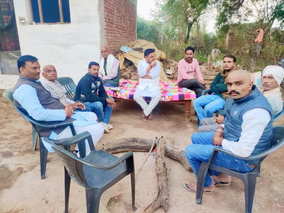 Bhaskarpandey_'s tweet photo. BJYM PANNA मंडल मोहन्द्रा के अध्यक्ष श्री महेंद्र सिंह परिहार के निज निवास ग्राम #खजरूट पहुंचकर उनकी दादी के दिवंगत होने पर शोकाकुल परिवार के प्रति अपनी शोक संवेदना व्यक्त की।
#panna #pawai #mandal #Mohandra https://t.co/CmKvZNRU0l