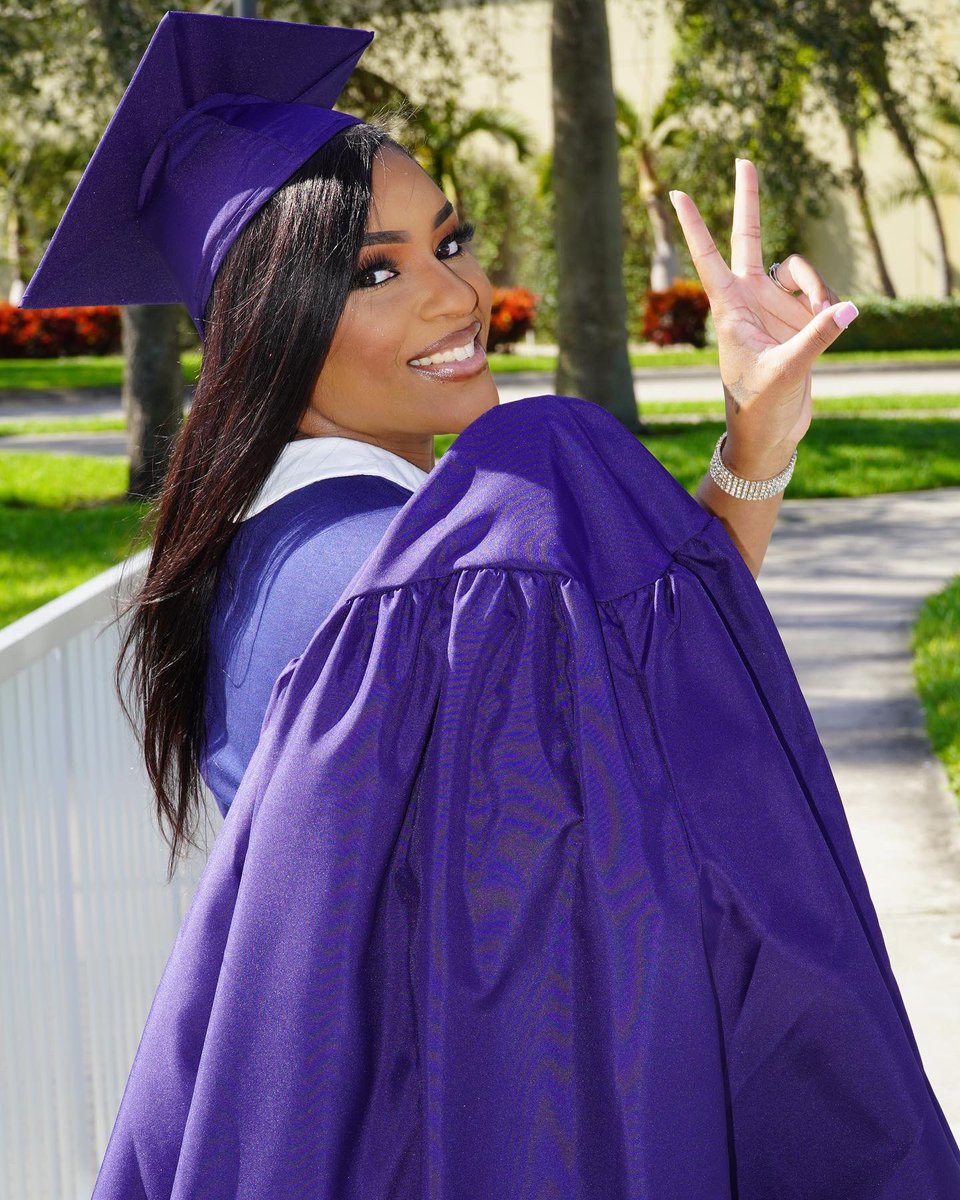 crowntheeequeen's tweet photo. Everything they said I couldn’t do; I wouldn’t do …. I DID IT 🎉🎓🤩✨💅🏽#GradSzn🎓 #10DaysAway😎 Bachelors in Health Administration ;; Thank YOU FAU❤️💙🥳 https://t.co/uEvQrEos2c