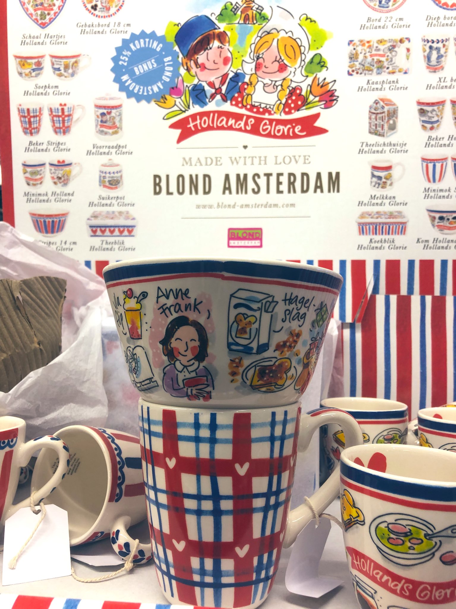 bladeren Geslaagd gesponsord Blond Amsterdam haalt na kritiek servies met lachende Anne Frank uit  collectie