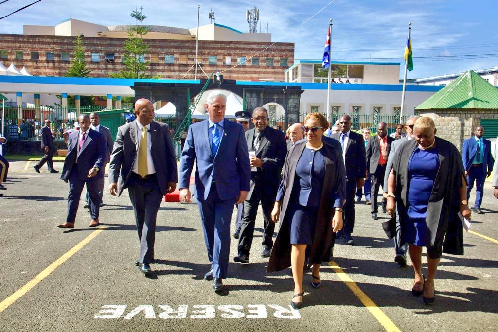 PresidenciaCuba's tweet photo. El presidente @DiazCanelB es recibido este lunes en la Sede del Parlamento de San Vicente y las Granadinas, para participar en una Sesión Especial en su honor.
 
#SomosCaribe 
#DíazCanelEnSanVicenteYLasGranadinas 🇨🇺 🇻🇨 https://t.co/NWpA8tArKM