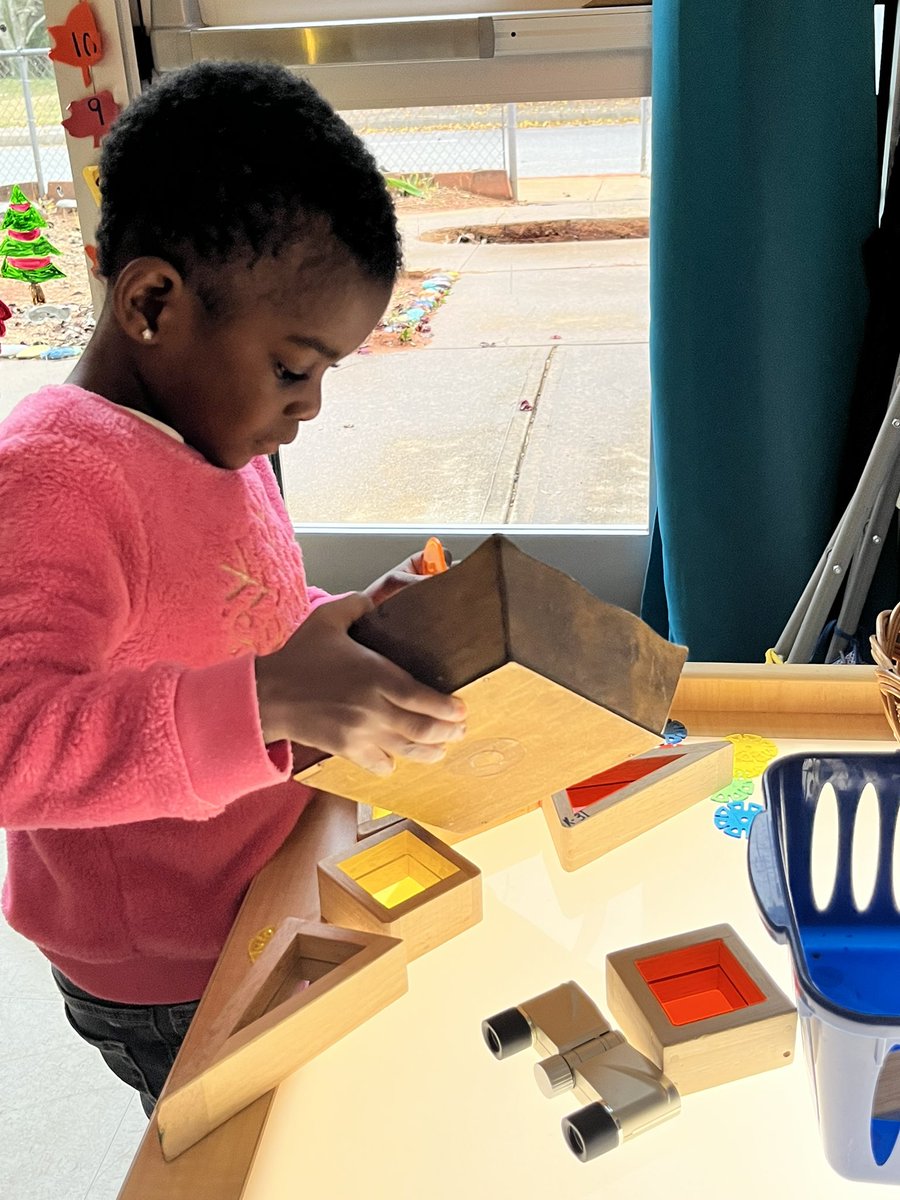 RCPS_EarlyLearn's tweet image. Student A Working at light and Reflection 
#lightandreflection #prek #dph #pat #prisms  #science