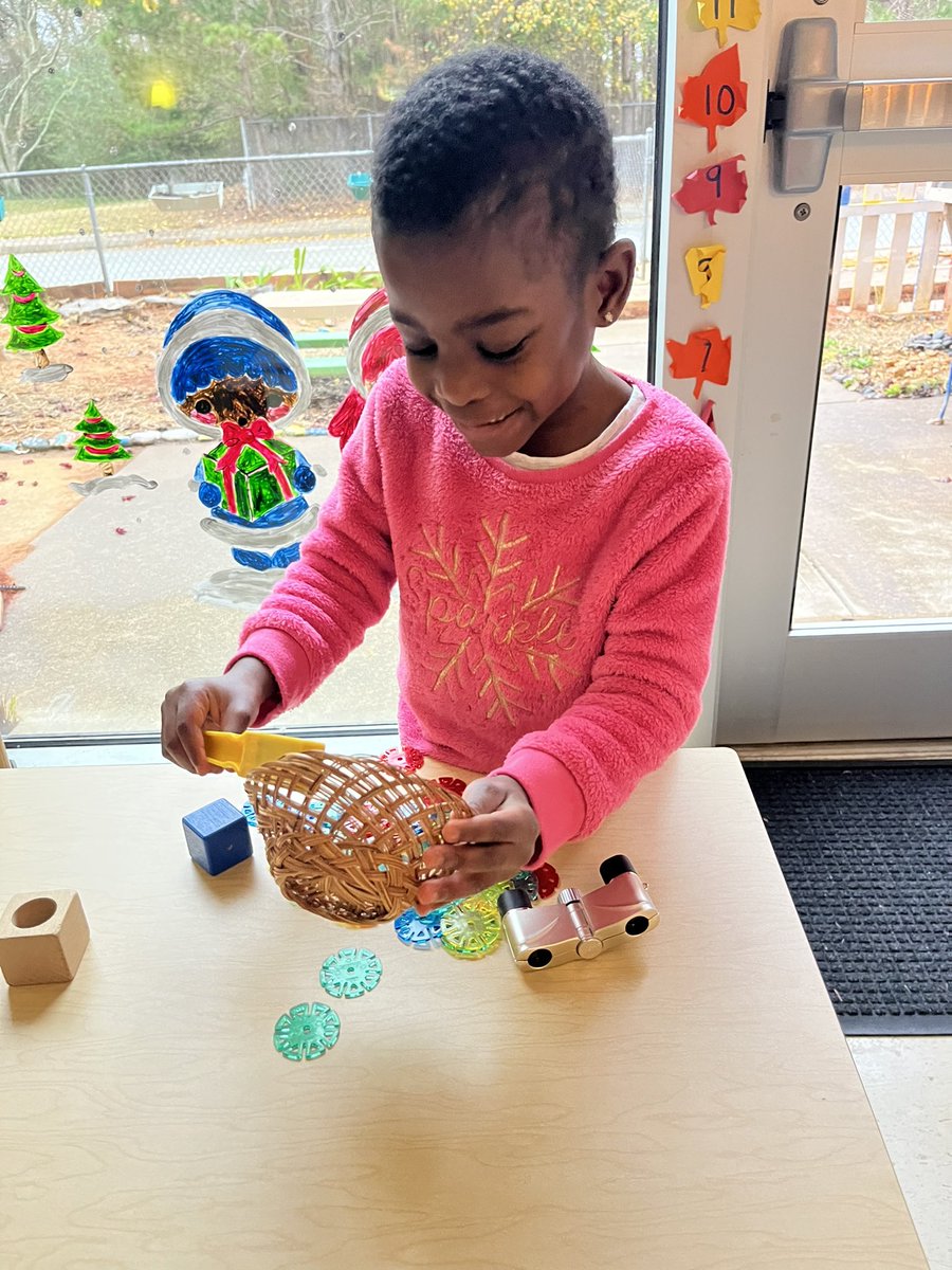 RCPS_EarlyLearn's tweet image. Student A Working at light and Reflection 
#lightandreflection #prek #dph #pat #prisms  #science
