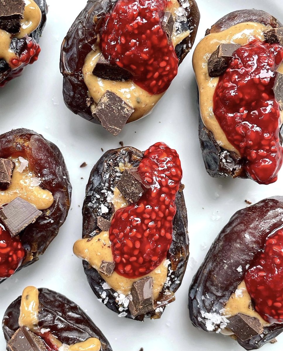 Starting Monday with the best healthy, sweet snack 🙌🏼

To assemble: pit a date, spoon your favourite nut butter in the centre, place in the freezer and then top with your favourite jam and chocolate! 

Have you tried these healthy flavour bombs before?