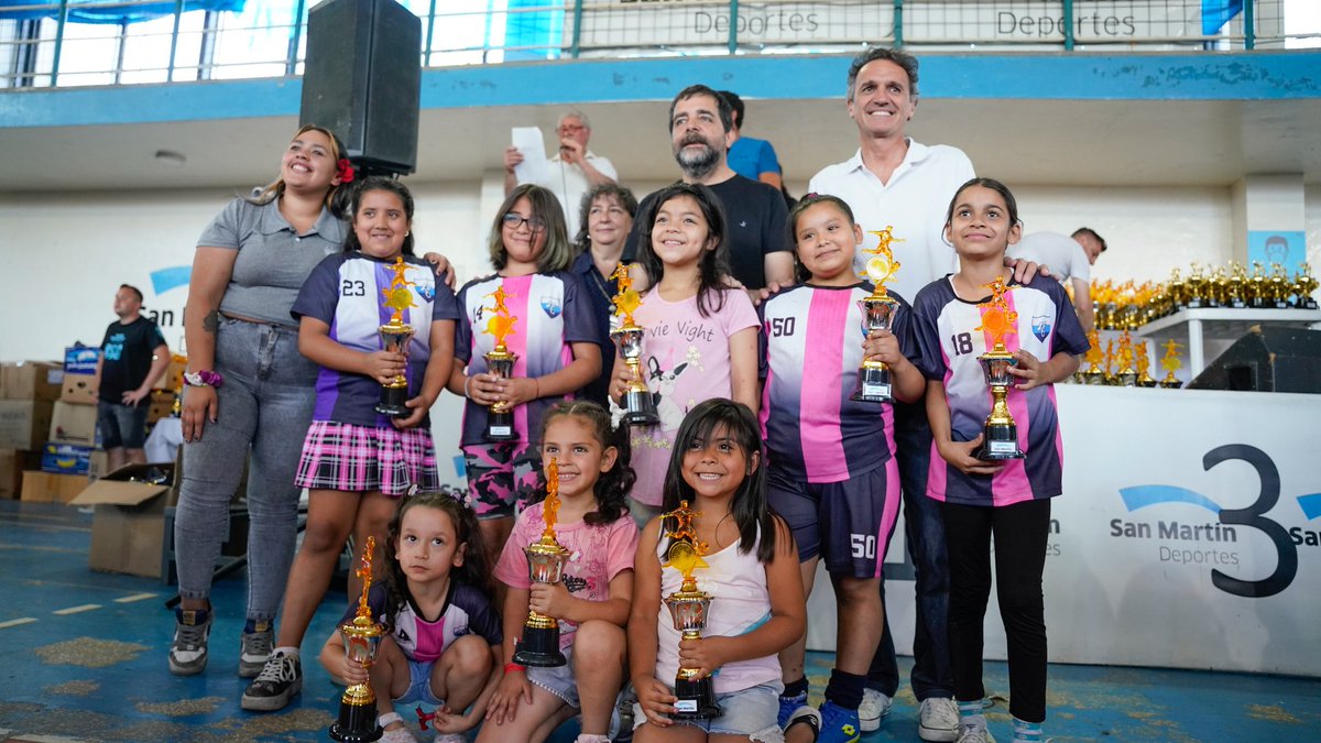 DiegoPerrella's tweet photo. Acompañamos a @fmoreiraok en la entrega de trofeos de la Liga de Fútbol Femenino en #CeMEF.
Desde @sanmartingob, promovemos el deporte local como herramienta de desarrollo e inclusión para todas las chicas y chicos de la ciudad. https://t.co/gMhrBuG8ja