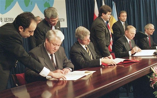 While Ukrainians are shelled by 🇷🇺missiles again, let us remind you that today is the 28th anniversary of the Budapest Memorandum. Ukraine then gave away nuclear weapons in exchange for security guarantees...

Agreements with 🇷🇺 aren't worth the paper they are written on.