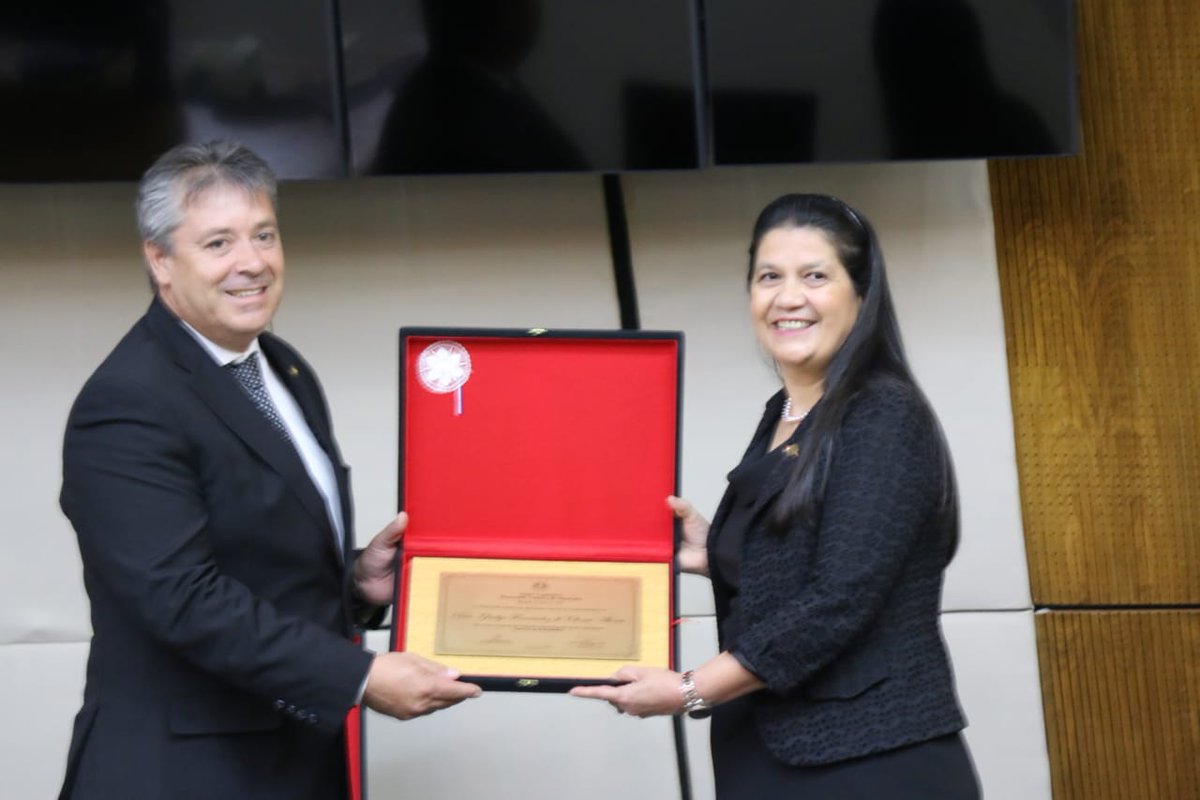 DiputadosPy's tweet photo. Acto de distinción a la Directora Gubernamental de la Contraloría General de la República, Dra. Gladys Fernández de Chenú Abente, previo a la sesión extraordinaria de la Cámara de Diputados. https://t.co/robi9JENed