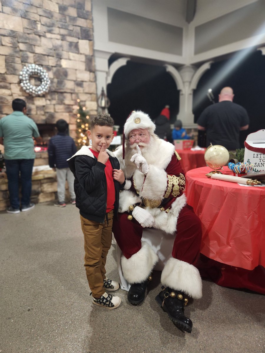 Valentino got to tell Santa what he really wants and Santa told him of course!!!
Valentino wants a full size claw machine hahaha #christmas2022