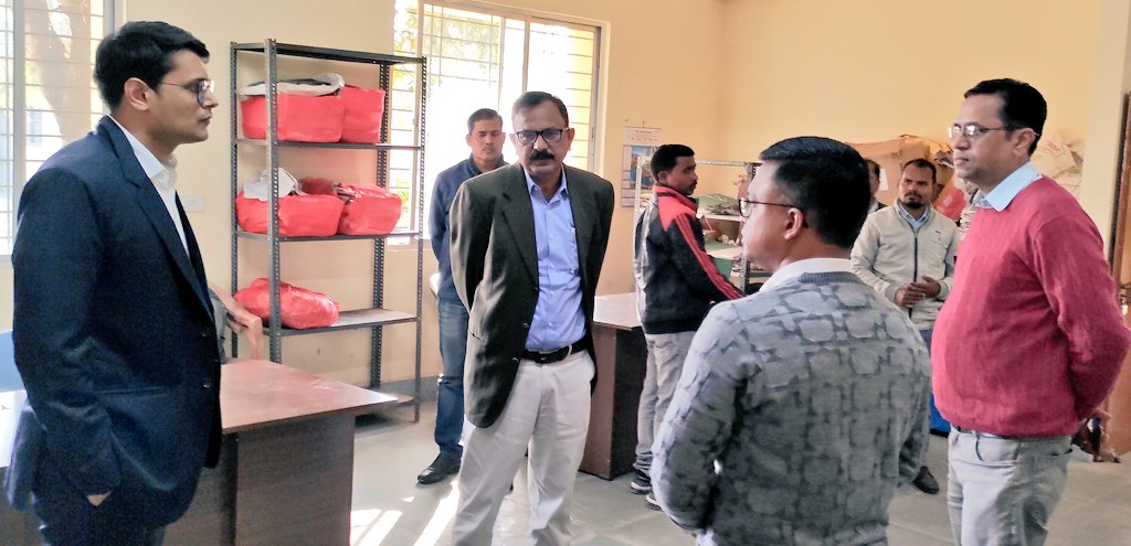 DC_Chaibasa's tweet photo. जगन्नाथपुर अंचल कार्यालय के अवलोकन दौरान ADC की मौजूदगी में संपादित कार्यों से संबंधित रिकॉर्ड/पंजियों पश्चात कार्यालय कक्ष का जायजा लेकर त्रुटियों को 15दिन के अंदर निष्पादित कर रिपोर्ट करने व व्यवस्थाओं को निरंतर सुलभ बनाए रखने का निर्देश दिया गया।
@HemantSorenJMM @JharkhandCMO https://t.co/ERMBI7wFAt