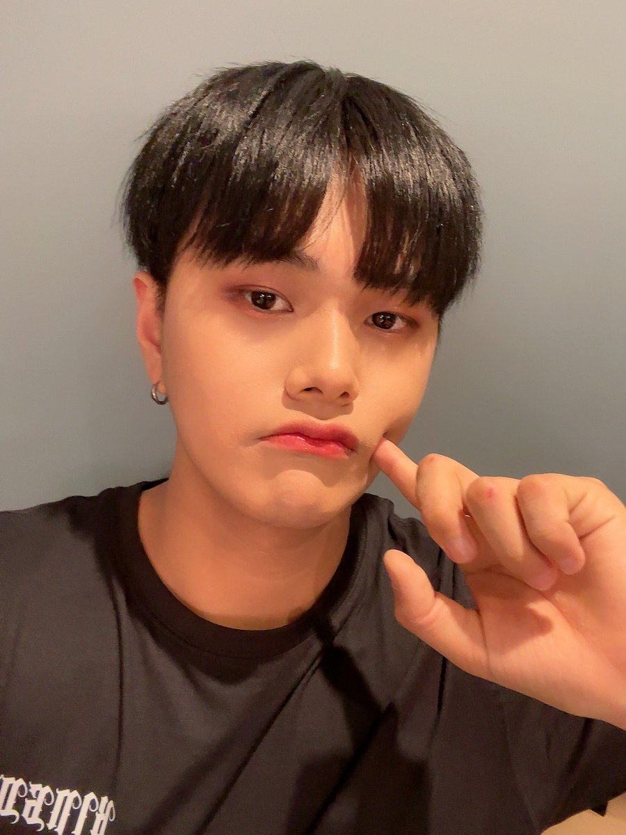 GF__KINGDOM's tweet photo. [ #자한 's Weverse Post ] 220809

#JAHAN : Sorry for posting the picture lateㅜㅠㅠ

(1/3) 

@KINGDOM_GFent #KINGDOM #킹덤 https://t.co/vODPzYAjbB