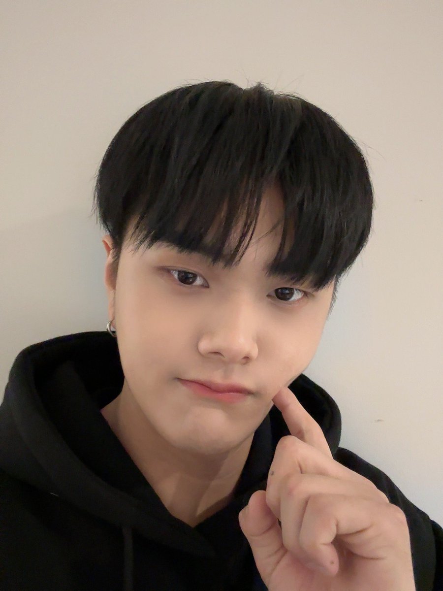 GF__KINGDOM's tweet photo. [ #자한 's Weverse Post ] 220809

#JAHAN : Sorry for posting the picture lateㅜㅠㅠ

(1/3) 

@KINGDOM_GFent #KINGDOM #킹덤 https://t.co/vODPzYAjbB
