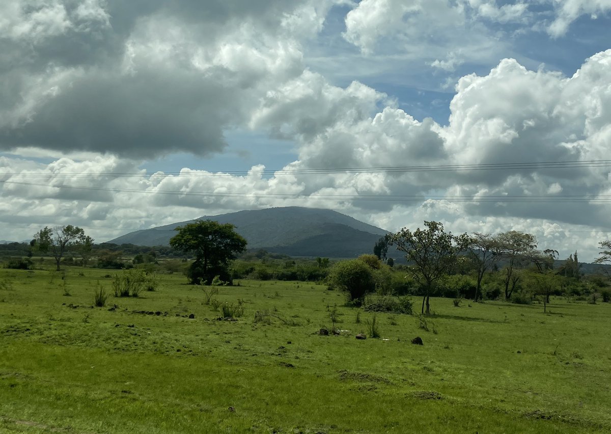 SandraBulling1's tweet photo. Vom saftigen Grün hin zur kargen Trockenheit - sechs Stunden Fahrt von #Nairobi nach #Garissa, wo eine verheerende #Dürre herrscht. #Kenia https://t.co/CZrqwpJEta