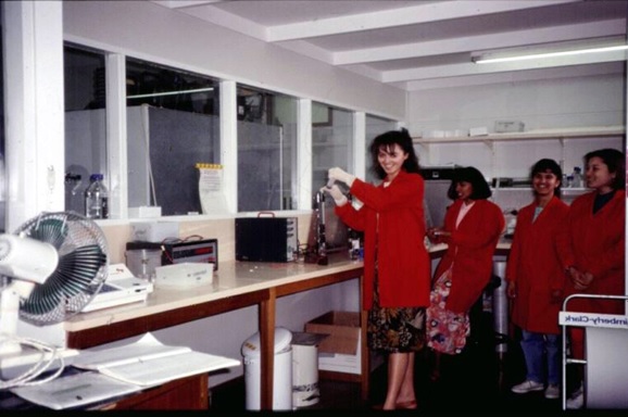 HumGen_UCT's tweet photo. Once upon a time...
DNA sequencing involved using radioactive labelling (P32). โโข
Red labcoats were solely for use in #HumGen's "hot lab", and you were inspected with a geiger counter before you could leave it.๐
We've come a long way, baby!
#history #DNA #sequencing #genetics https://t.co/06xDU6lgdM