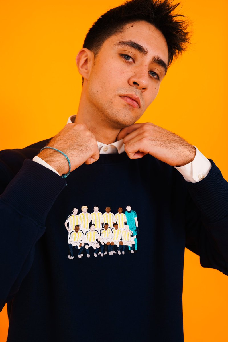 sfendonIST's tweet photo. 🟡🔵 | The Rising Sun Over Europe Oversize Sweatshirt. 2007-2008 yılında Şampiyonlar Liginin en heyecan verici ve güzel yolculuğunu yapan kadronun 50.000 iğne darbelik oturan ayaktakiler nakışı, bu üç iplik, kalın, yumuşacık, geniş kalıplı sweatshirt’e sizin için özenle işlendi. https://t.co/86kHxHPjau