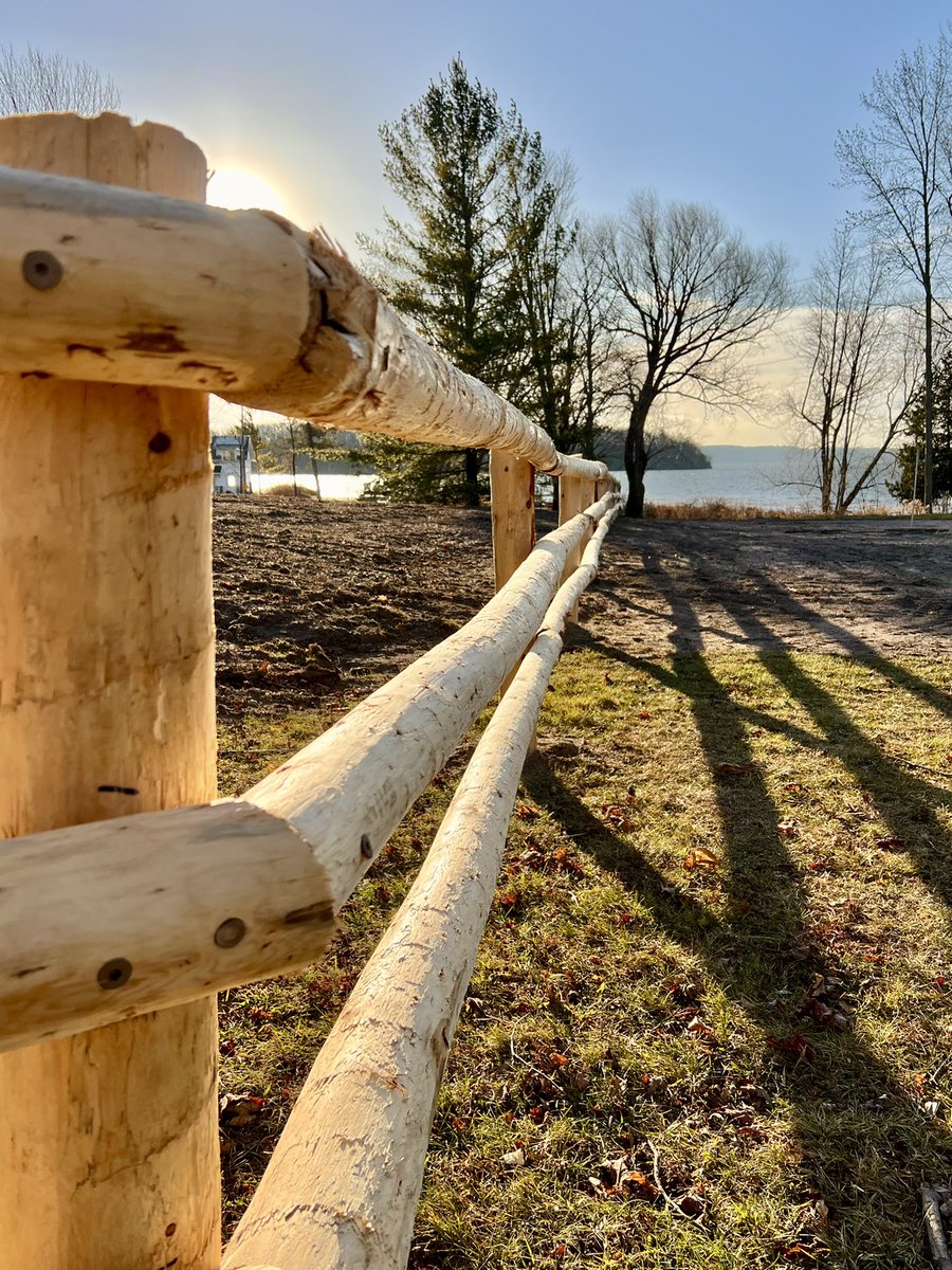 ElmhirstsResort's tweet image. Our new pasture fencing looks gr8 👍 #farmlife #upgrades #goresorting #ontariotravel #thekawarthas