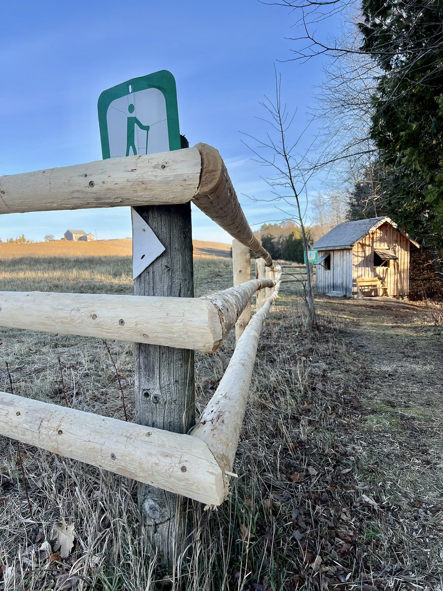 ElmhirstsResort's tweet image. Our new pasture fencing looks gr8 👍 #farmlife #upgrades #goresorting #ontariotravel #thekawarthas