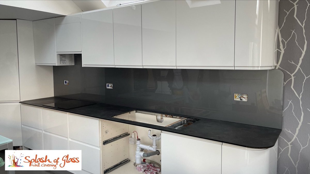 officialASOG's tweet image. Our glass splashbacks are made to fit your desired space, whether that be in your kitchen, bathroom or  utility room. This Thor with silver sparkle splashback is contrasting against the kitchen units and glistening in the light.
With no obligation get your free quotation today!
