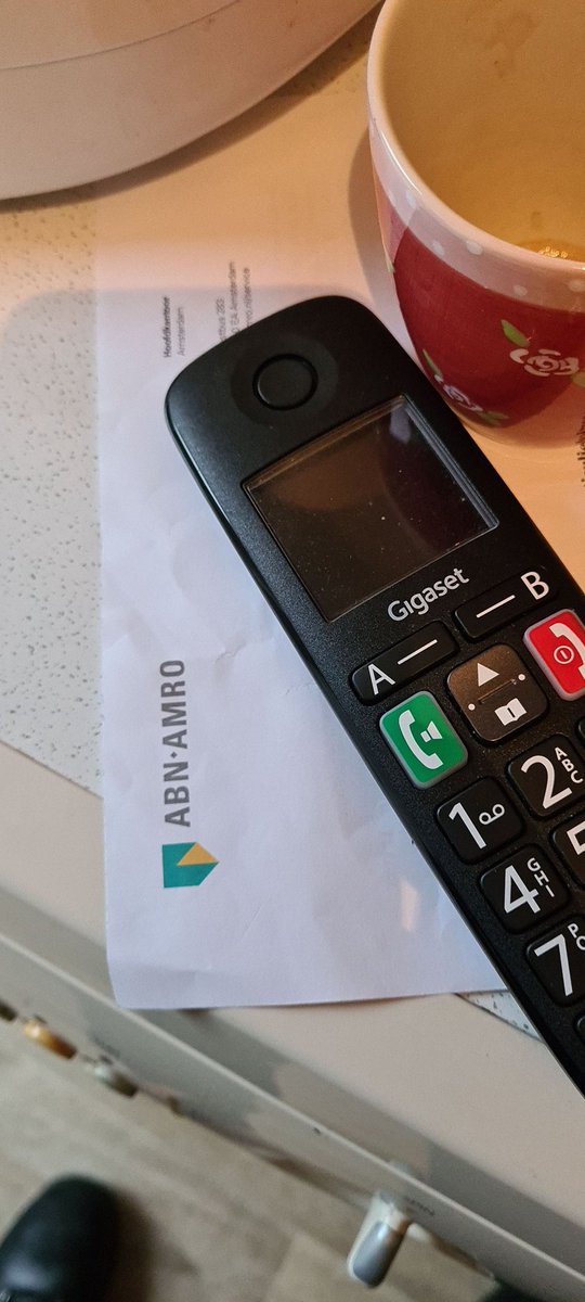 Mevrouw bijna 90 word gebeld door alleraardigste meneer van "de bank". Er is geld van haar rekening gehaald of ze haar pincode wil geven dan komen ze straks haar pin pas ophalen en regelen alles voor mevrouw. Gelukkig mevr heeft niks afgegeven. #oplichting #babbeltruck #politie