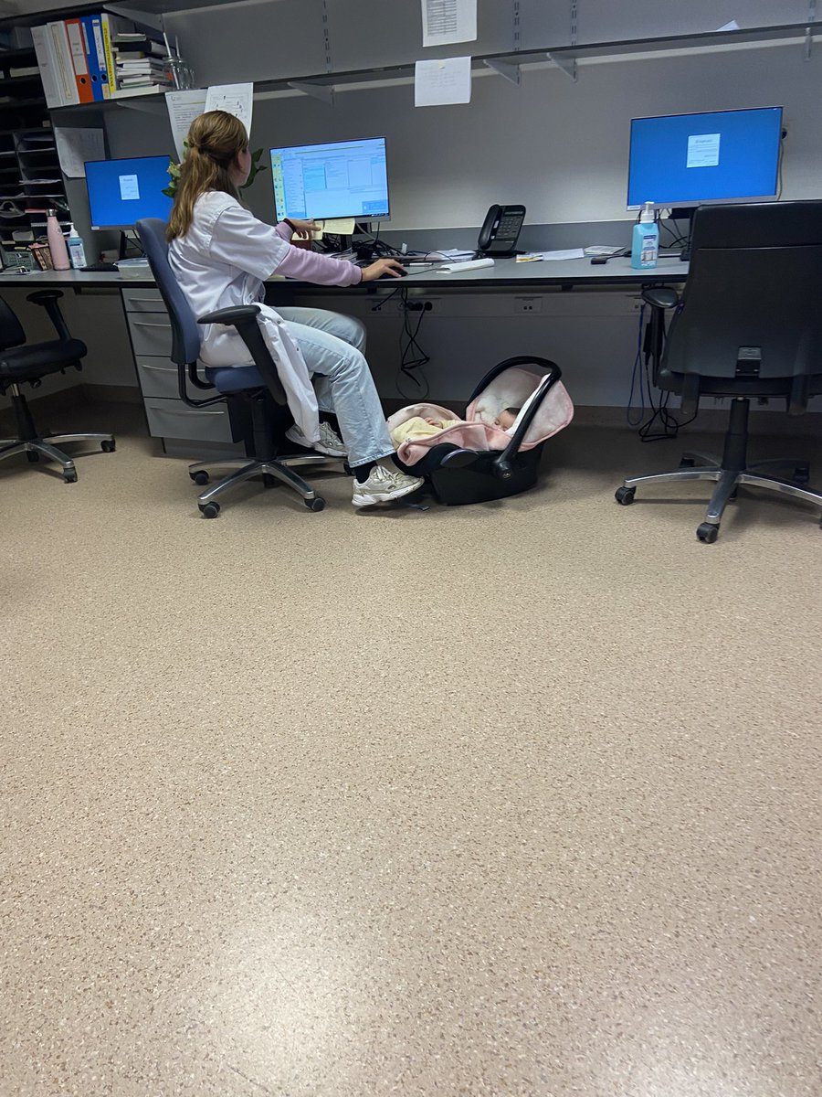 LinLalinx's tweet photo. Onkolojide bir doktor odası;
Genç anne kemoterapi alması gerekiyor ama bebeğine bakacak kimse olmayınca, doktor odasına bırakıyor ve burada bakıyoruz. 
Sonuç bebiş uyudu👶🏻❤️ https://t.co/s1A1xJZCv6
