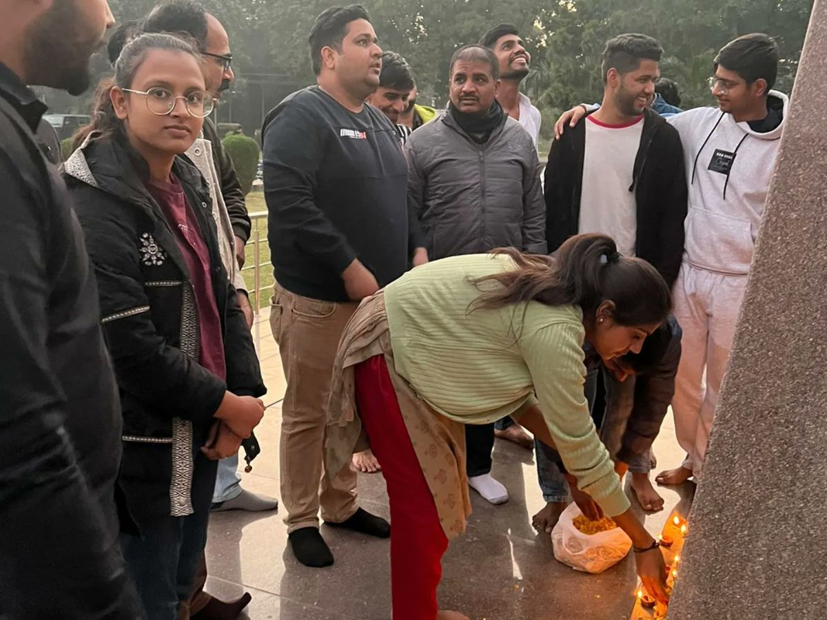 ABVP_KUK's tweet photo. अखिल भारतीय विधार्थी परिषद कुरुक्षेत्र इकाई द्वारा डॉ भीम राव अंबेडकर जी की पुण्यतिथि की पूर्व संध्या पर दीप प्रज्वलित व पुष्प अर्पित करके श्रद्धांजलि दी गई ! जिसमे मुख्य रूप से विधि विभाग के चेयरमैन डॉ अमित जी रहे! https://t.co/9xpoZmtoRz