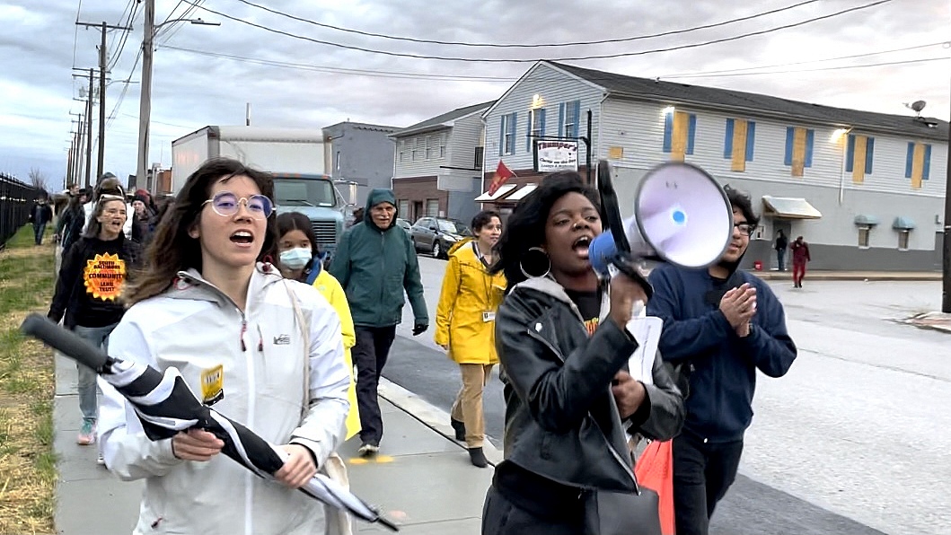 BaltimoreBrew's tweet image. After a century of industrial explosions and toxic emissions at Curtis Bay, residents say a 1-time fine for @CSX after the latest doesn&apos;t cut it bit.ly/3XV2XUF They want coal to go – and for @MayorBMScott administration to help make their community safe and sustainable.