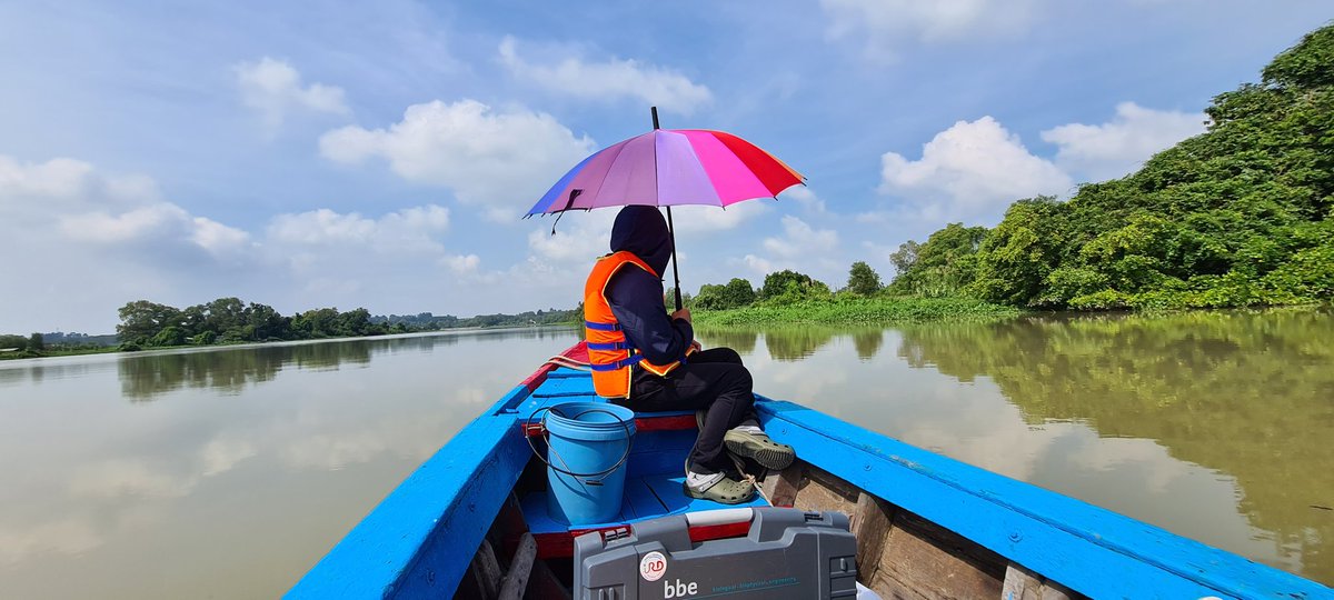 BaduelChristine's tweet photo. 1st Day fieldwork: Starting from far upstream (Cu Chi area) and stopping in HCMC center. Sampling  surface water and sediment for research on #WaterPollution: Emerging contaminants, Pesticides, Nutrients, Phytoplankton, Greehouse Gas etc... Collab with HCMUT and @IGE_Grenoble https://t.co/MmbMlg9GAI