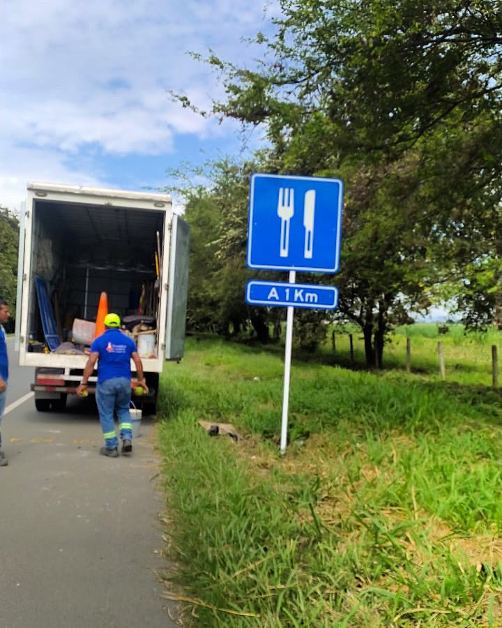 HlServic's tweet photo. Fabricamos, suministramos e instalamos señales verticales! #hlserviciosintegrales #comprometidosconlaseguridadvial #calidad #señalizacion #demarcacion #inteligenciavial #seguridadindustrial #respeto https://t.co/oNlIkYOg9E