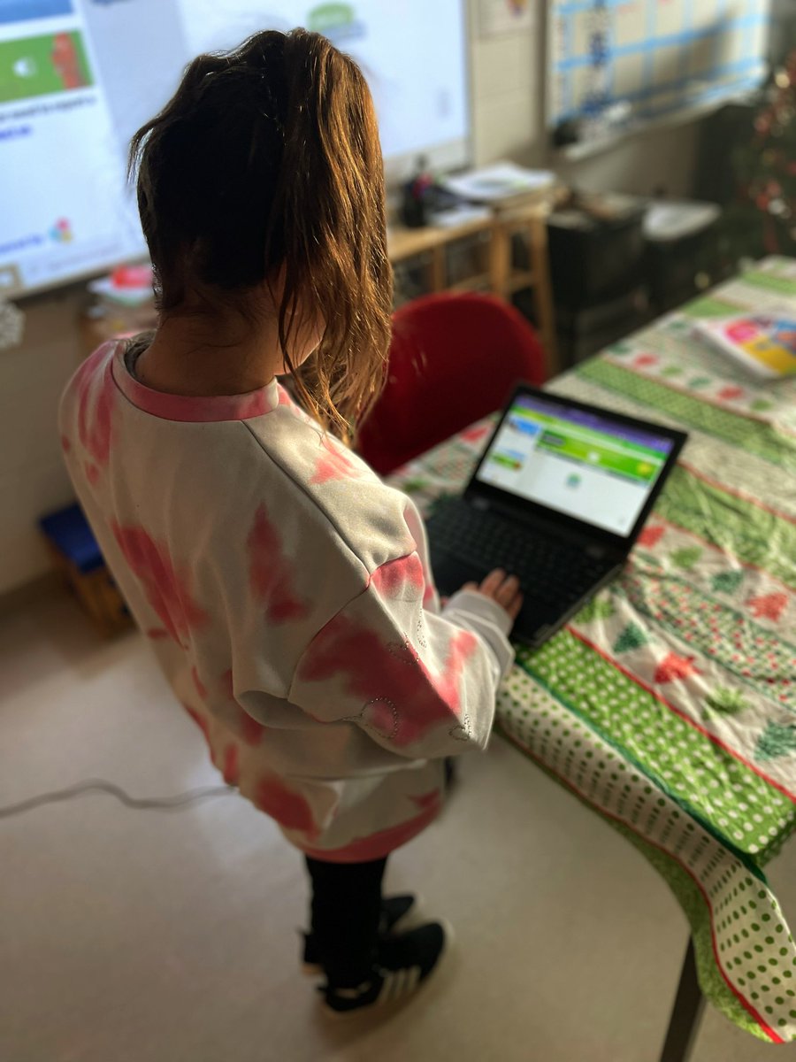 StBernardSERT's tweet photo. π£οΈ This morning we started our #HourOfCode activities at @StBernardDPCDSB. In our class, students began with a Coding activity to help the Grinch navigate down the mountain to capture presents from Whoville. #DP_HoC https://t.co/Mv2TEAPE9e