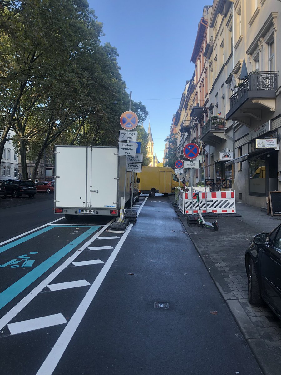 ae_engelhardt's tweet photo. @Stadt_Wiesbaden Gute Initiative. Aber bedenke: Trotz Lieferzone wird gern der Radweg als solche genutzt. https://t.co/b5Vvt4gr8X