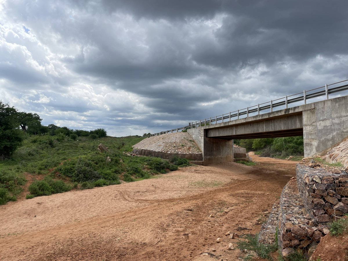 SandraBulling1's tweet photo. Was fehlt hier im Bild? Genau - das Wasser im Flussbett. Eigentlich sollte es diesen Monat regnen, aber es kommt nicht genug Niederschlag in #Garissa. Die Folgen: Wasser ist knapp, Kinder sind mangelernährt, Krankheiten wie Cholera brechen aus. #KampfgegenHunger https://t.co/EjMDEK5vRE