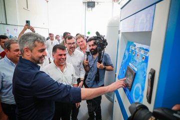IPParaguay's tweet photo. Por primera vez, el Chaco paraguayo cuenta con una unidad de terapia intensiva que funcionará en el Hospital Regional de Villa Hayes y beneficiará a unas 220.000 personas.

El presidente @MaritoAbdo encabezó la inauguración con autoridades sanitarias.

🔗 https://t.co/wLCRBkunsA https://t.co/TABYuZLgTZ